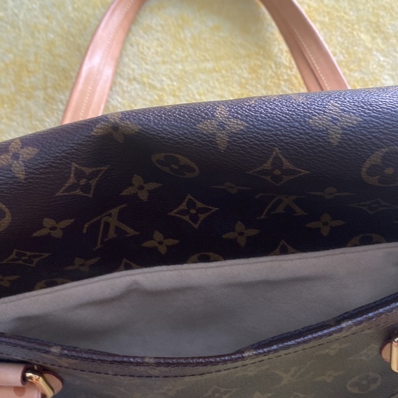 Louis Vuitton. Beverly Handbag GM - Picture 7 of 16